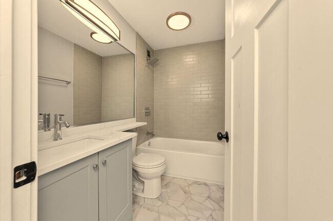 Building Photo - 2 bedroom in Chicago IL 60610