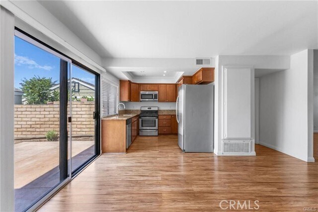 Building Photo - 5 Locust