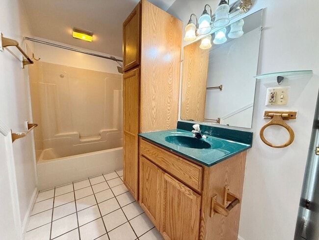 Building Photo - Spacious 1-Bedroom Apartment with Private ...