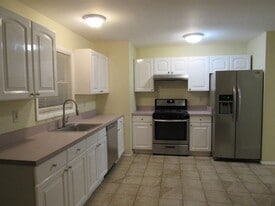 Building Photo - 7 Tree Hollow Ln