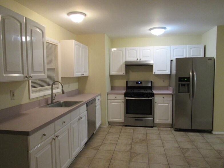 Primary Photo - 7 Tree Hollow Ln