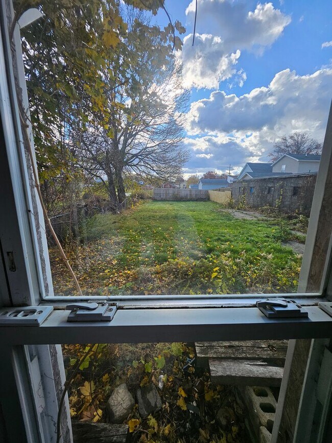 Building Photo - 4 bedroom single family home