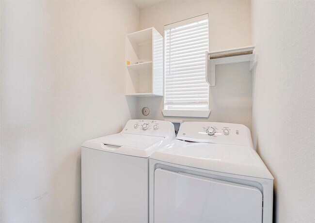 Building Photo - 389 N Centro Cir