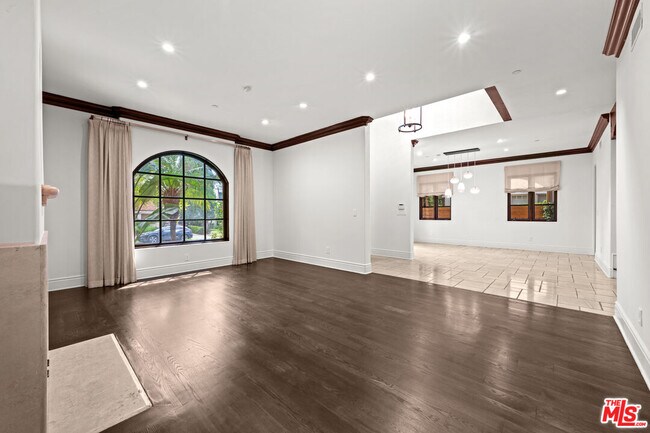 Building Photo - 305 N Palm Dr
