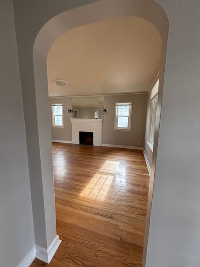 Building Photo - 4 Bedroom 2 Bath House by Frontier Park