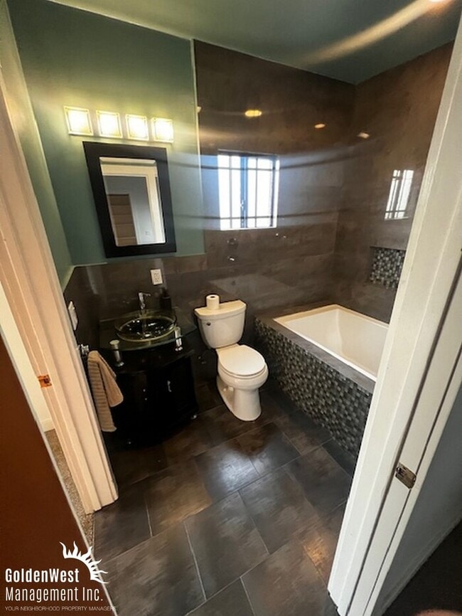 Building Photo - Beautiful 2Bdm 1.5Ba Home in the Heart of Los Angeles