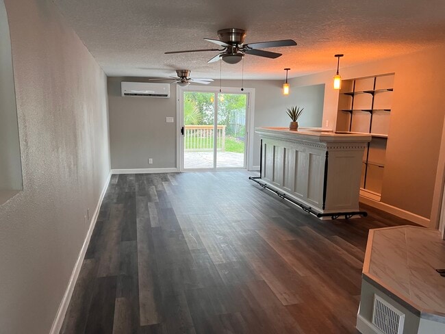 Building Photo - 718 5th Ave N