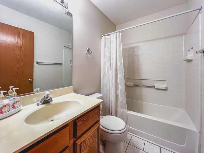 Building Photo - 1320 Darnell Dr