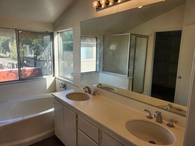 Building Photo - Spacious 4-Bedroom Home in a Prime Location