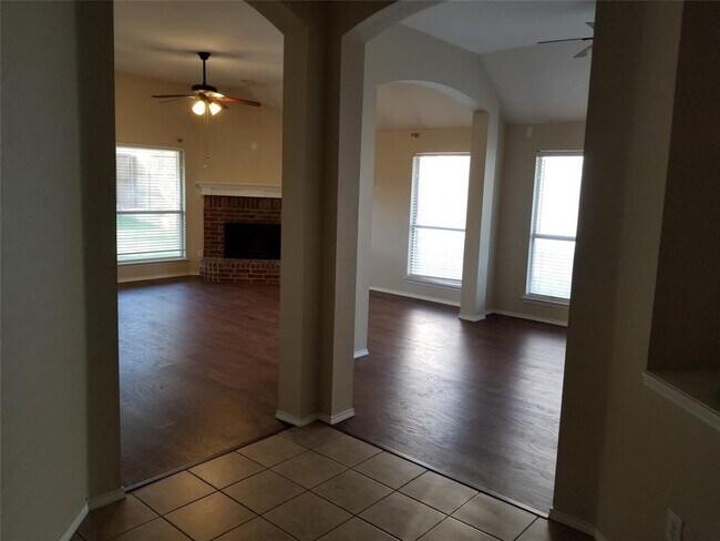 Building Photo - 2809 Hollow Ridge Dr