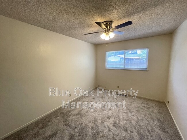 Building Photo - 930 St Clair Dr