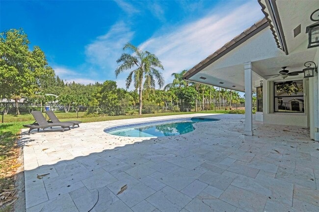 Building Photo - 5621 Carriage Ln