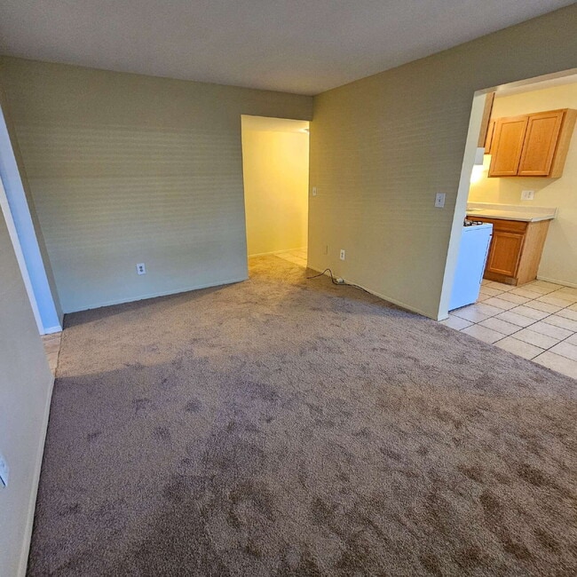 Building Photo - Nice 2 Bedroom, 1.5 Bath Condo Near Hall Rd and Vandyke Express Way. Lower Level Unit w/ Tiled Ki...
