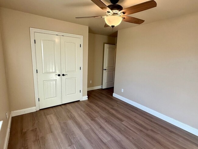 Building Photo - Beautiful 4 Bed, 2 Bath, 3 Car Home in Edm...