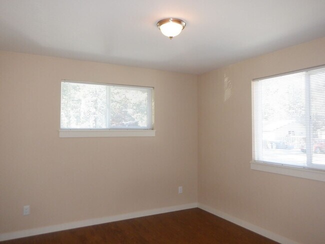 Building Photo - 1 Bed/1 Bath Duplex Unit in Fantastic Westside Bend Location - Knoll Ave