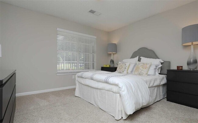 Building Photo - 9200 Roberts Dr