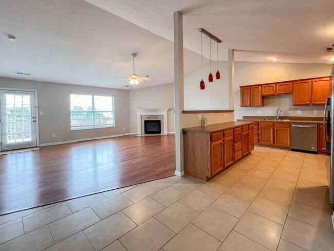 Building Photo - 2-Bedroom + office Condo Retreat with Pool Access