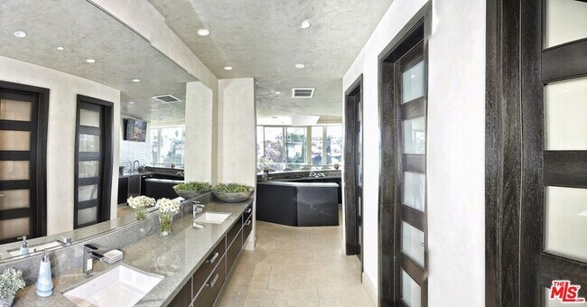 Building Photo - 6425 Weidlake Dr