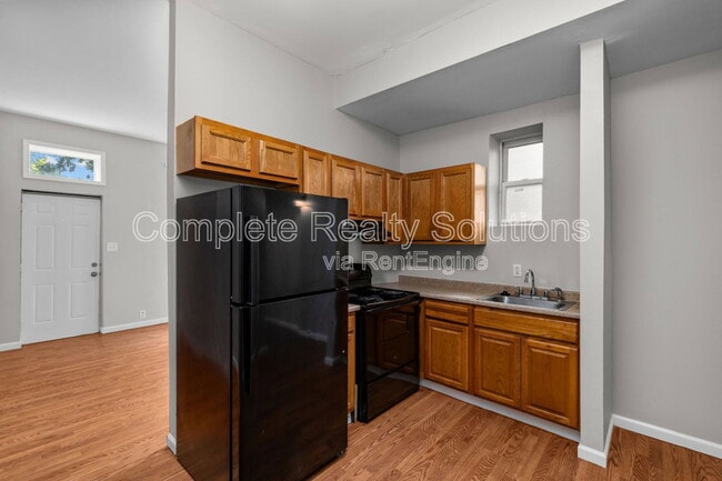 Building Photo - 3021 Iowa Ave