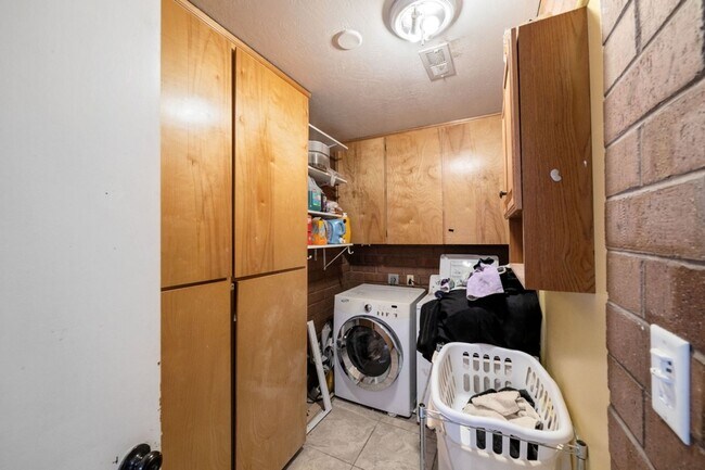Building Photo - Charming 3 Bedroom Home Plus Casita