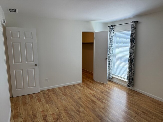 Building Photo - Stylish & Convenient 1-Bedroom Condo in Pr...