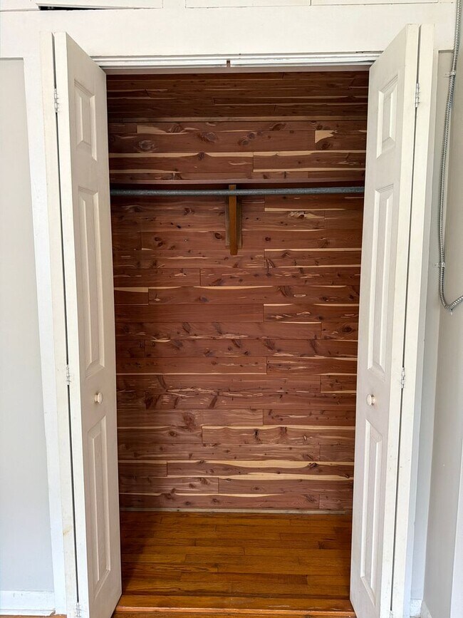 Building Photo - 717 Edgewood St