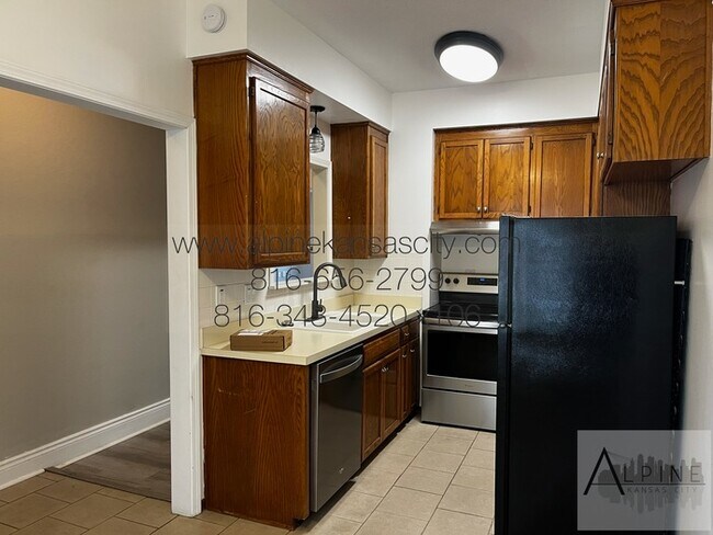 Building Photo - Spacious, 2 Car Garage! Great Location!