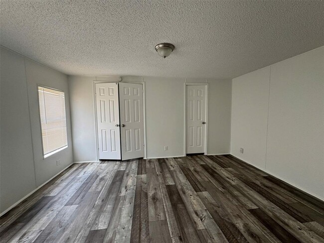 Building Photo - 16206 Wood Dr