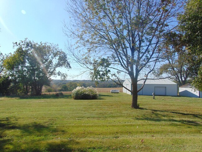 Building Photo - Fayette Family Farm House!