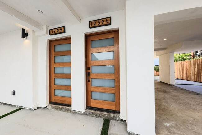 Building Photo - 1237 N Orange Dr