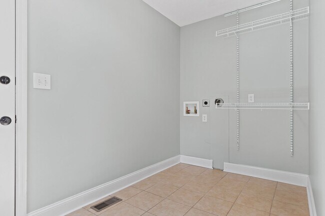 Building Photo - 4 bedroom 2.5 bath house with lawncare, in...