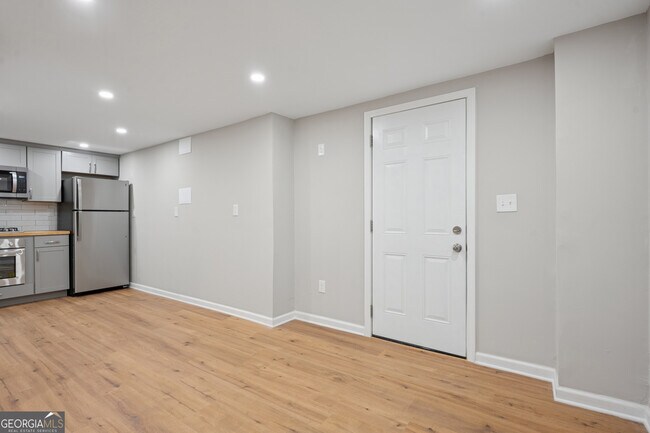 Building Photo - 1335 E Washington Ave