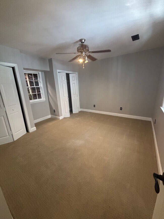 Building Photo - 2 Bedroom 2 Bathroom in The Charleston Pen...