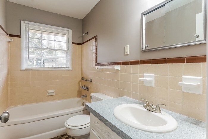 Building Photo - 924 Green Forest Dr