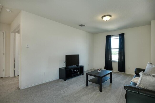 Building Photo - 521 Bradford Ln