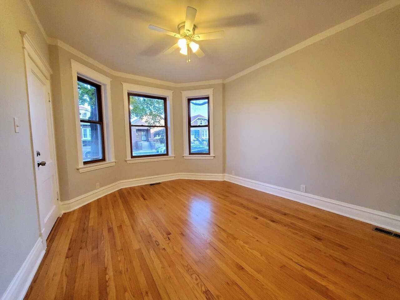 bay windows in living room - 2334 Euclid Ave