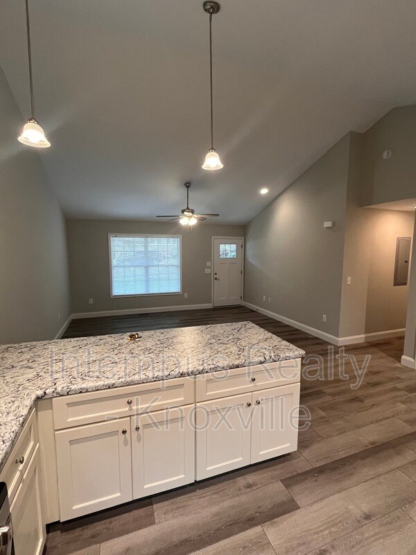 Building Photo - 355 W Outer Dr