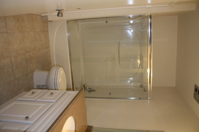 Building Photo - 2 Bedroom Condo for Rent