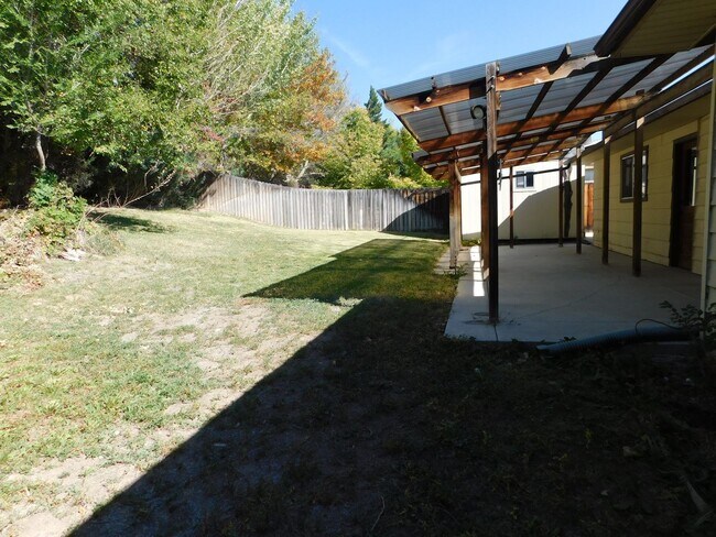 Building Photo - Home in Paradise Hills Sub-Division
