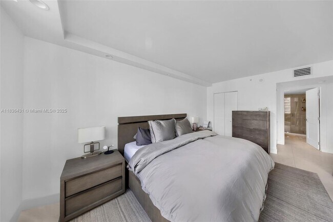 Building Photo - 1155 Brickell Bay Dr