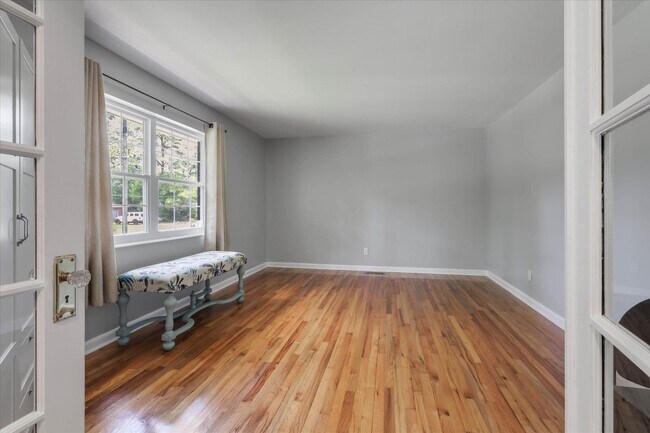 Building Photo - 1917 Sharon Rd