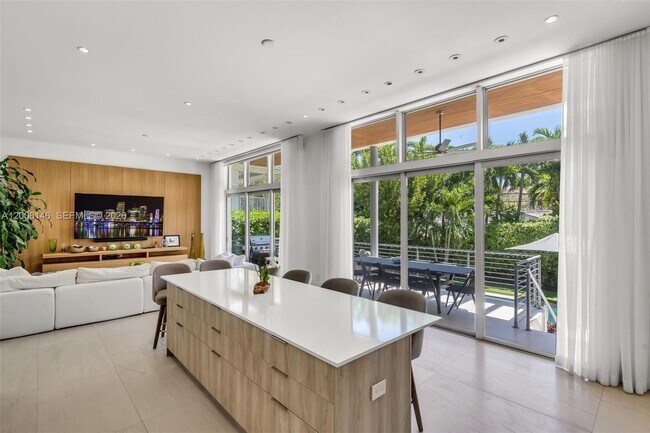 Building Photo - 230 W McIntyre St