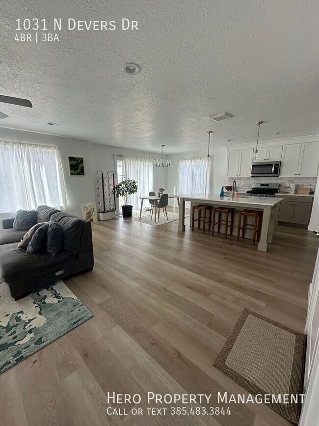 Building Photo - 1031 Devers Dr