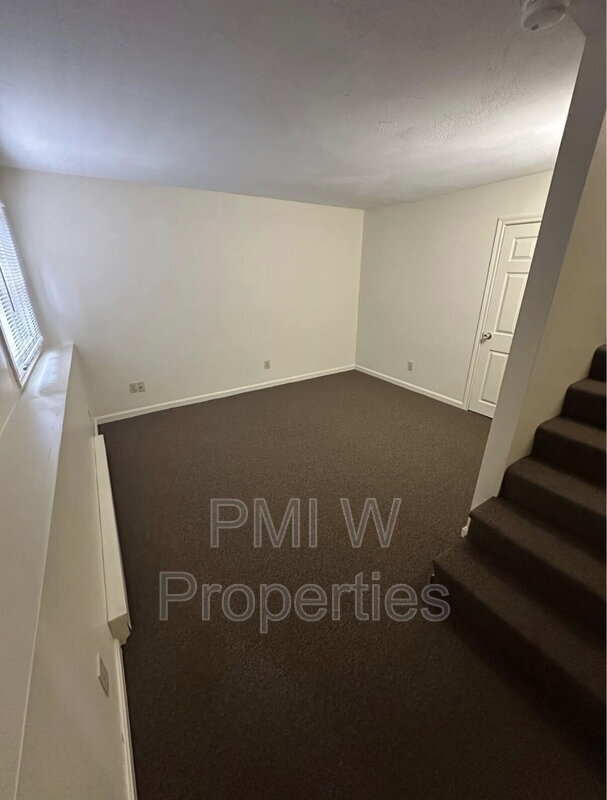Building Photo - 210 Pine St