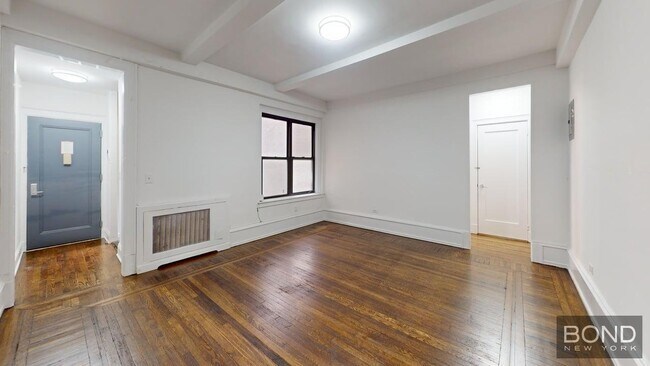 Building Photo - 140 W 55th St