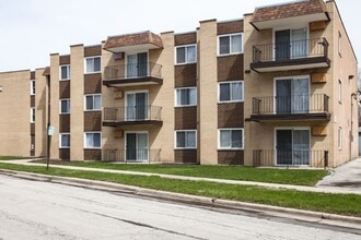 Building Photo - 10 W 137th ST Riverdale, IL 60827