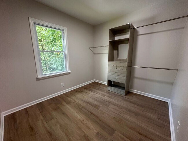 Building Photo - 3 bed 2 bath in Decatur!