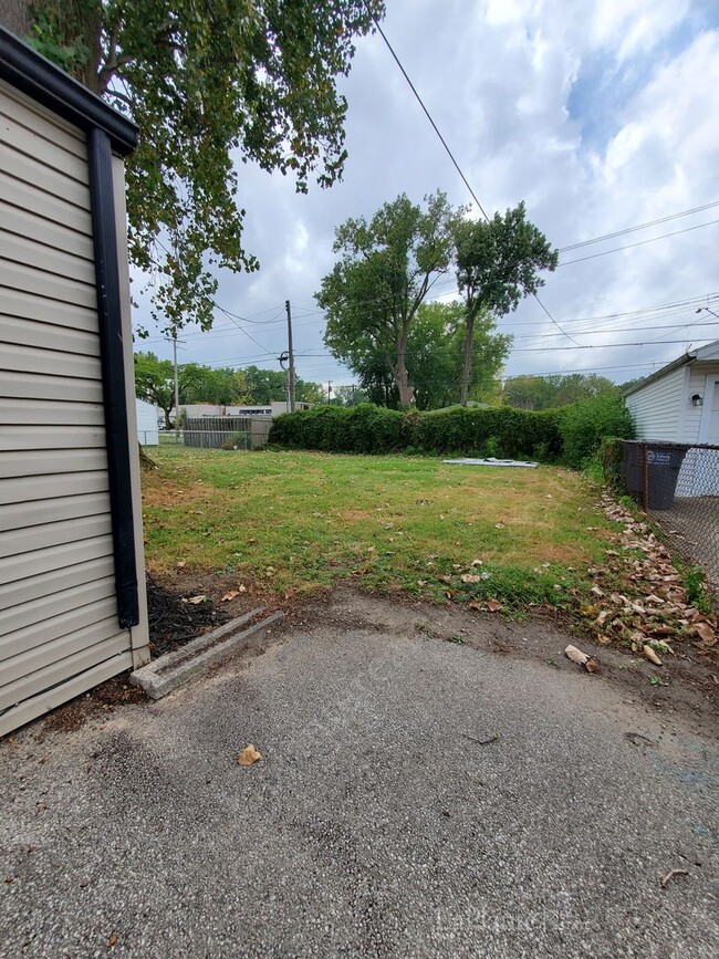 Building Photo - Welcome to this charming 3 bedroom, 1 bath...