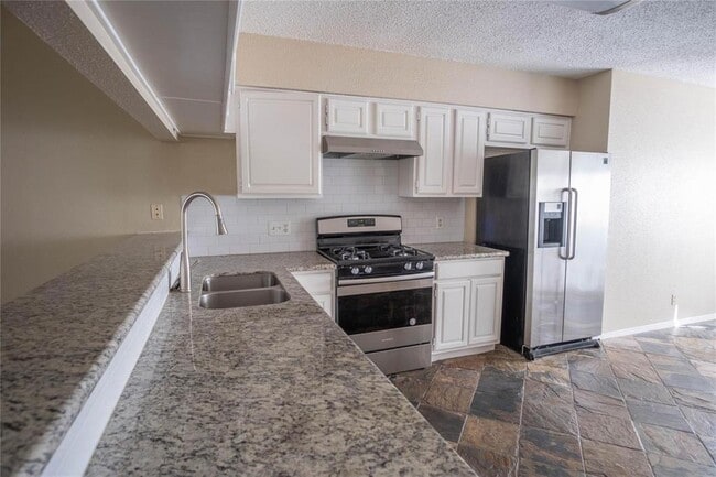 Building Photo - 3207 Rimrock Dr