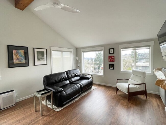 Building Photo - Remodeled 3-Bedroom Penthouse Condo with Views!